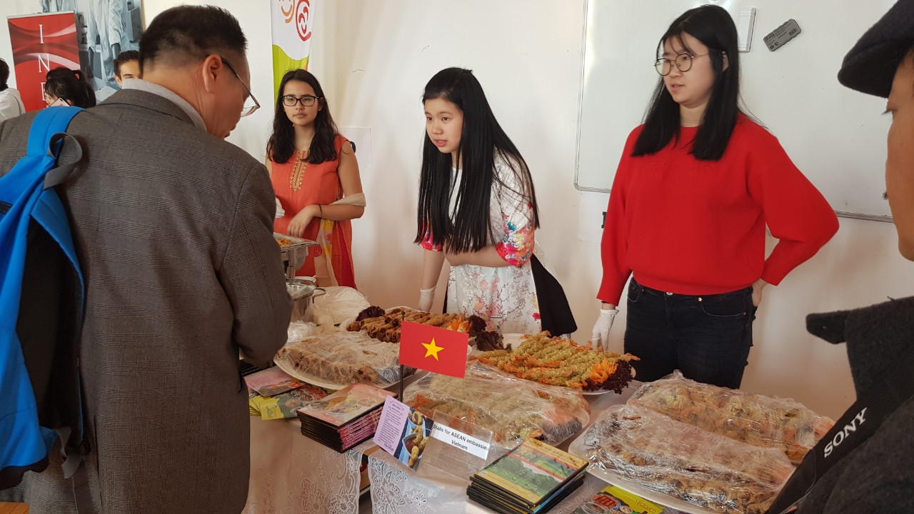 Tham dự Lễ hội, Phái đoàn Việt Nam tại Geneva tham gia các tiết mục trình diễn trang phục dân tộc, giới thiệu sản phẩm thue công mỹ nghệ đặc sắc. (Nguồn ảnh: vietnamplus.vn)